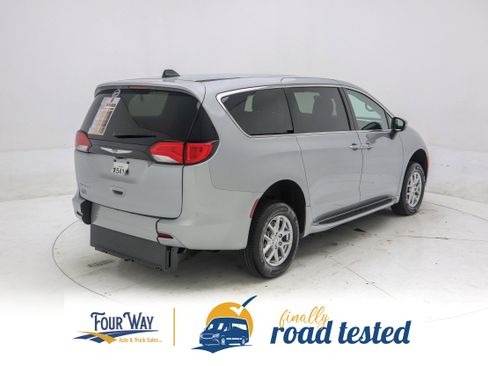 Used 2023 Chrysler Voyager LX image 5