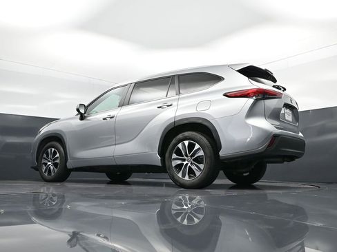 Used 2023 Toyota Highlander XLE image 43