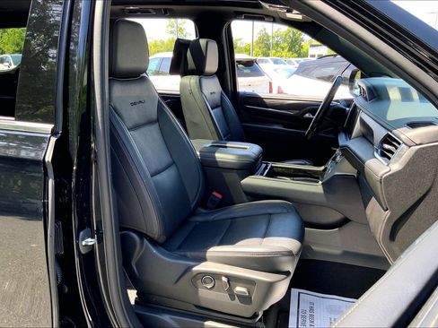 Used 2021 GMC Yukon Denali w/ Denali Premium Package AWD/4WD image 9