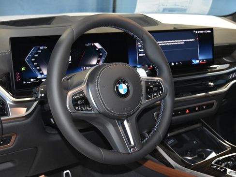 New 2026 BMW X7 M60i image 2
