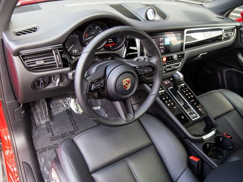 Certified 2026 Porsche Macan AWD/4WD image 4