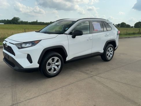 Used 2021 Toyota RAV4 LE image 4