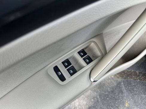Used 2019 Volkswagen Golf 4-Door FWD image 19