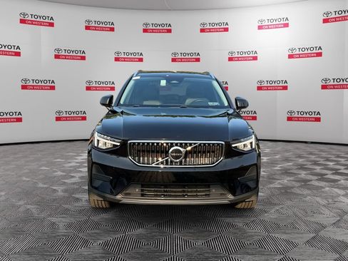 Used 2025 Volvo XC40 B5 Core AWD/4WD image 2