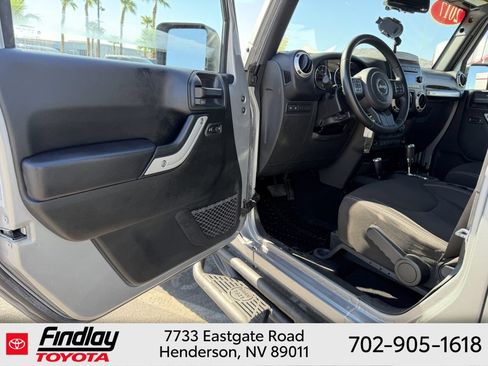 Used 2017 Jeep Wrangler Unlimited Rubicon w/ Cold Weather Group AWD/4WD image 5