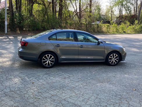 Used 2017 Volkswagen Jetta SE image 4
