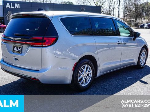 Used 2024 Chrysler Pacifica Touring-L FWD image 5