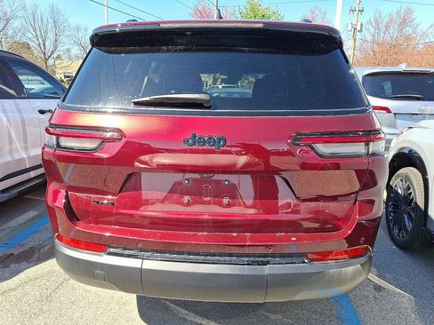 Used 2023 Jeep Grand Cherokee L Laredo image 5