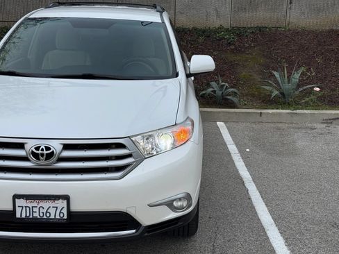 Used 2011 Toyota Highlander 2WD w/ Tech Pkg image 7