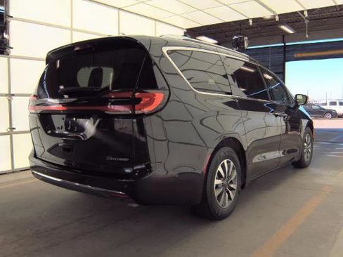 Used 2021 Chrysler Pacifica Touring-L image 4