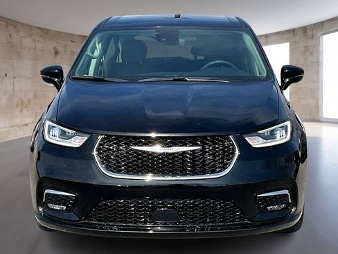 Used 2024 Chrysler Pacifica Touring-L FWD image 4