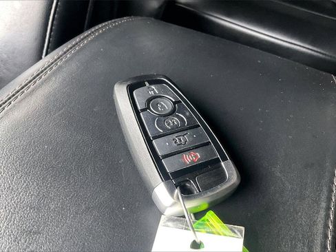 Used 2020 Ford Explorer Platinum w/ Premium Technology Package image 12