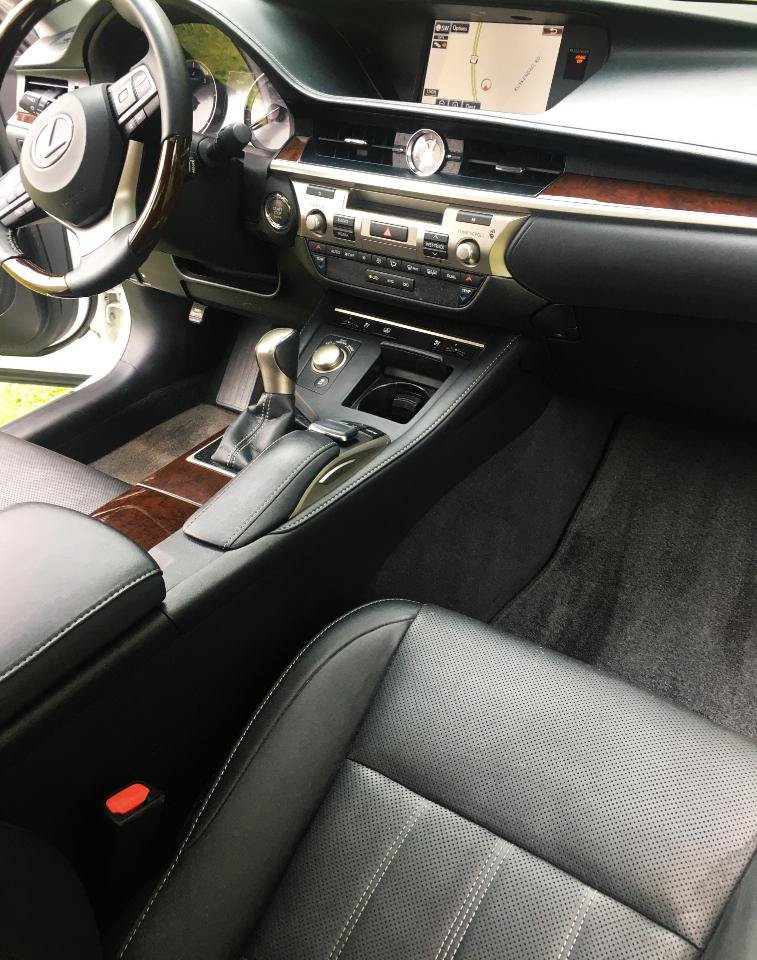 Used 2016 Lexus ES 350 w/ Luxury Package w/Wood Trim FWD image 19