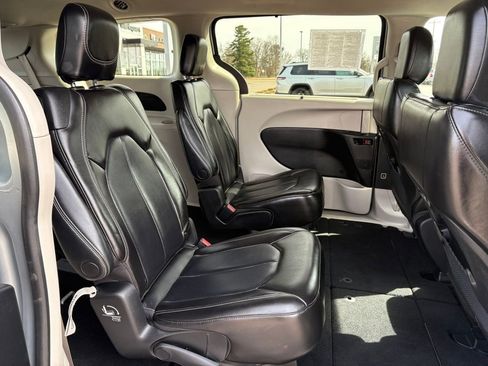 Certified 2023 Chrysler Pacifica Touring-L FWD image 16