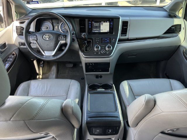 Used 2017 Toyota Sienna XLE Premium FWD image 10
