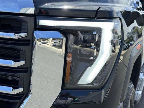 Used 2024 GMC Sierra 3500 SLT w/ SLT Convenience Package AWD/4WD image 9