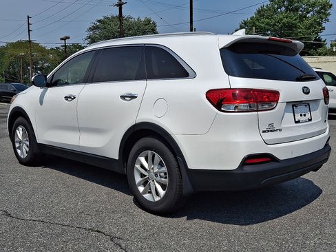 Used 2017 Kia Sorento FWD w/ LX Convenience Package image 4