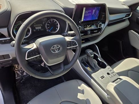 Certified 2025 Toyota Highlander XLE image 11