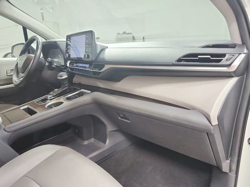 Used 2021 Toyota Sienna XLE FWD image 41