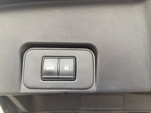 Used 2025 Nissan Rogue SV AWD/4WD image 16