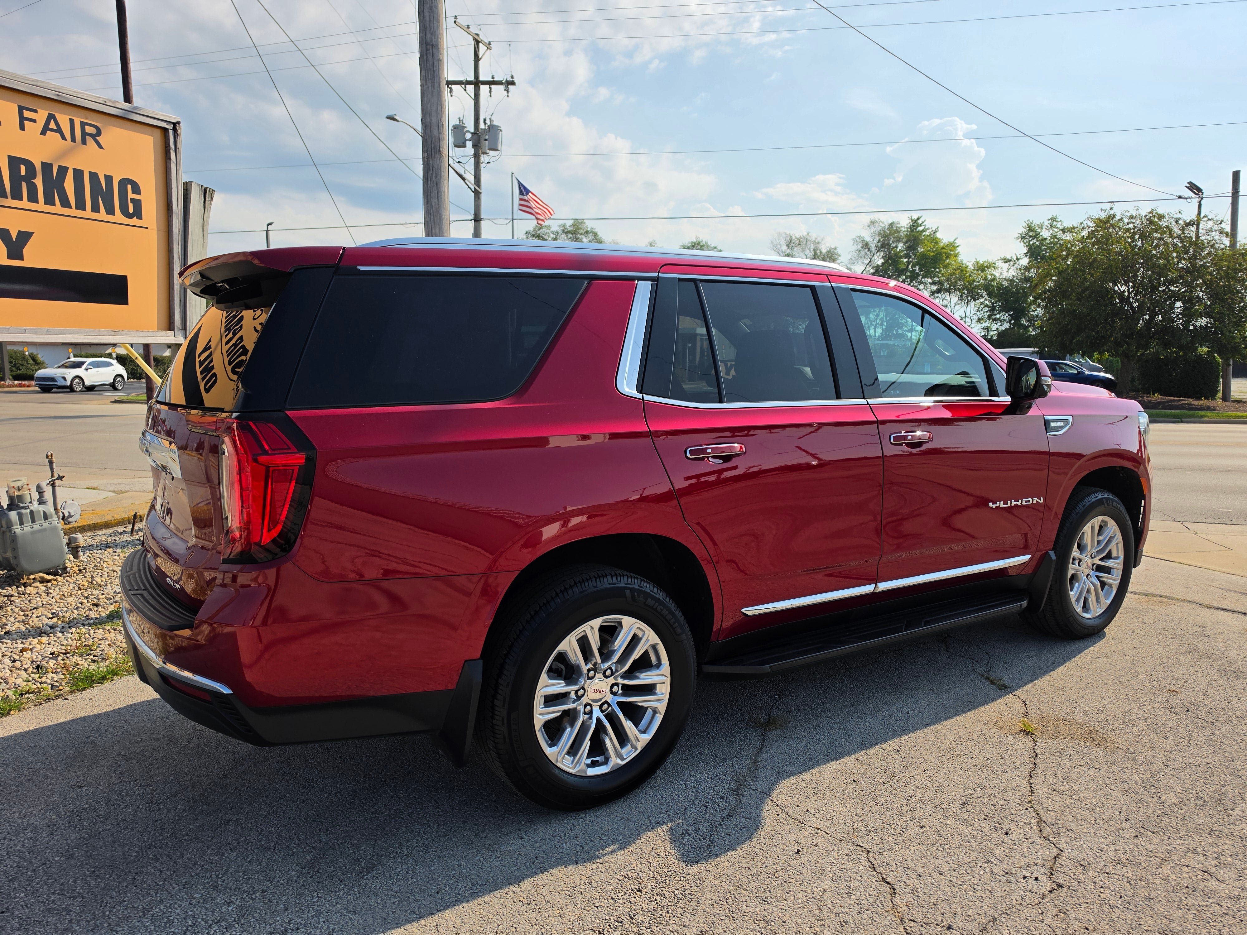 Used 2022 GMC Yukon SLT w/ SLT Luxury Package AWD/4WD image 4