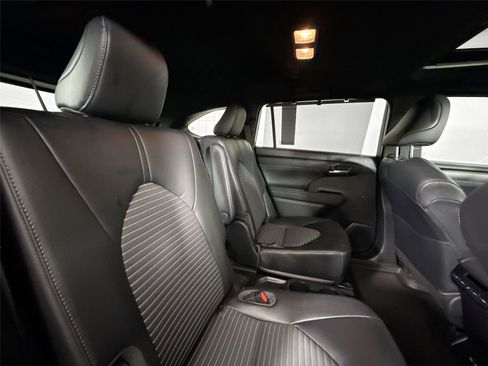 Used 2023 Toyota Highlander XSE FWD image 39
