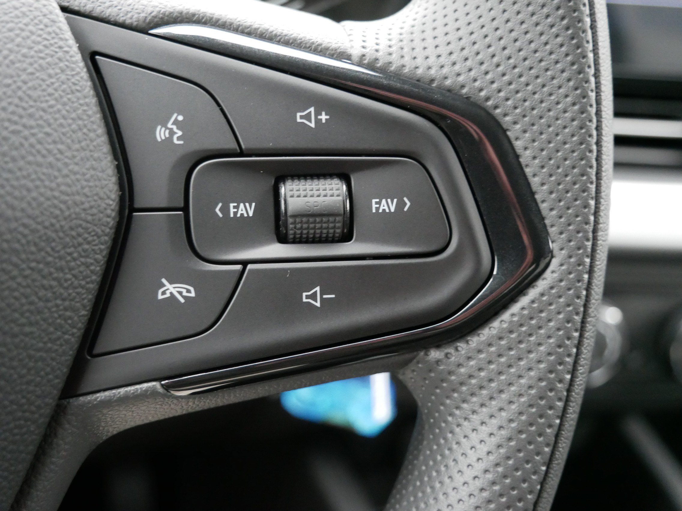 New 2026 Chevrolet Trax LS w/ LS Convenience Package FWD image 25