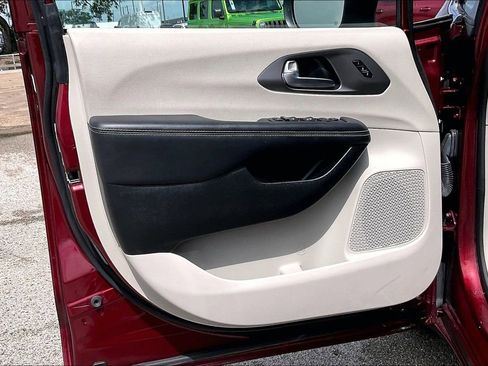Certified 2023 Chrysler Pacifica Touring-L FWD image 17
