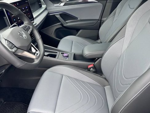 New 2026 Volkswagen Tiguan SE R-Line FWD image 9