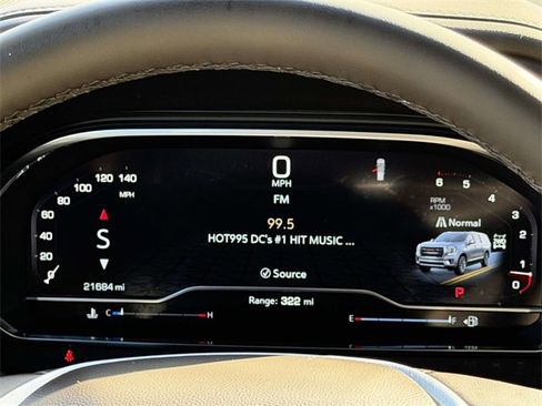 Used 2024 GMC Yukon SLT w/ SLT Luxury Package image 24