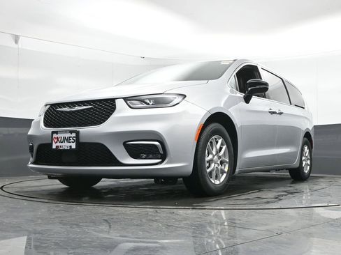 New 2026 Chrysler Pacifica Select image 42