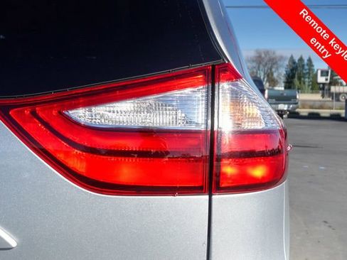 Certified 2019 Toyota Sienna XLE image 9