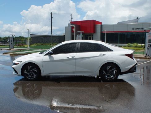 Used 2025 Hyundai Elantra Sport FWD image 12
