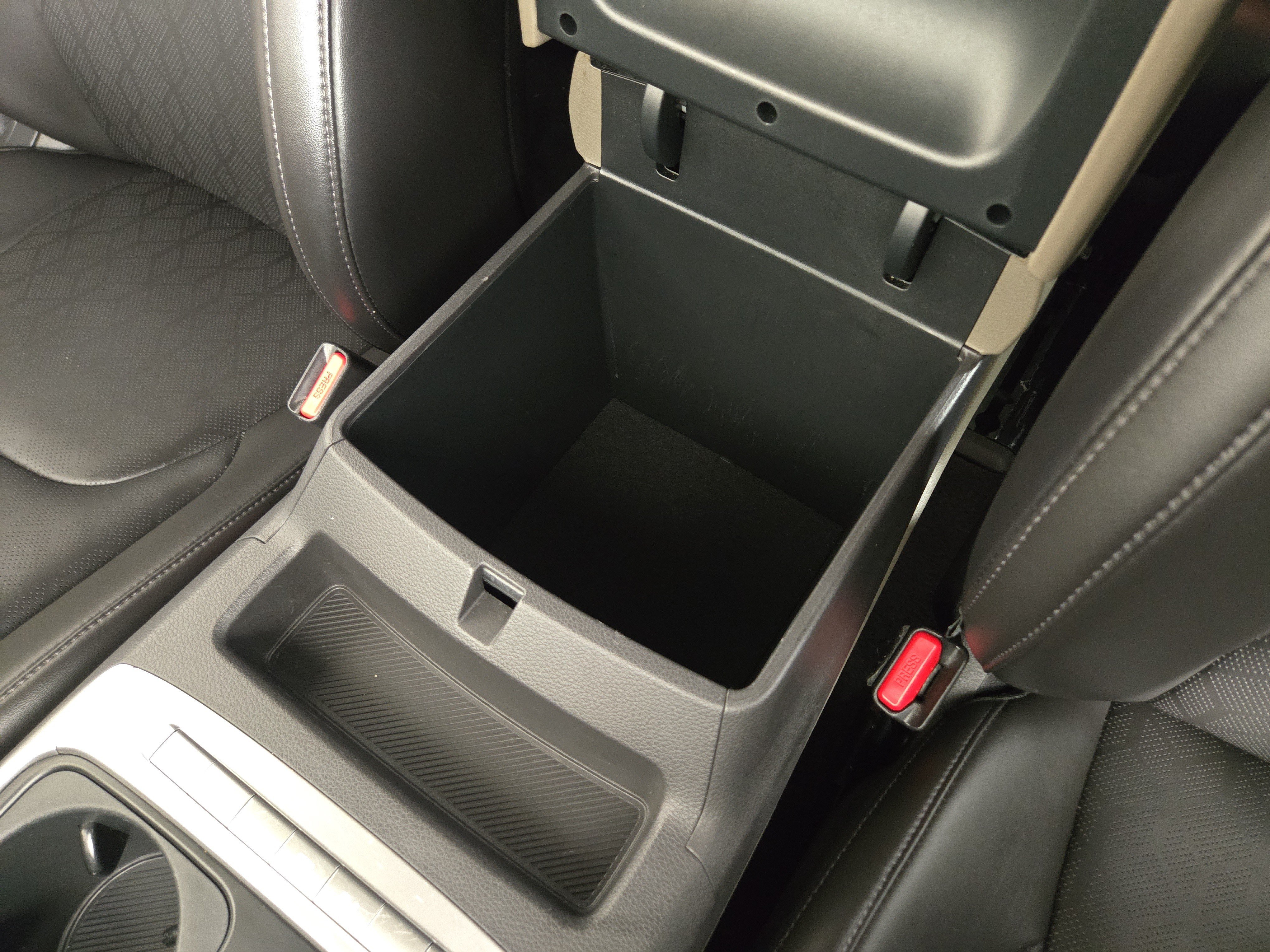 Used 2025 Kia Carnival FWD image 31