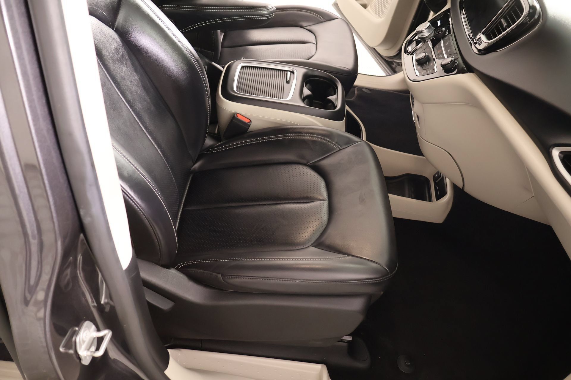 Used 2023 Chrysler Pacifica Touring-L FWD image 13