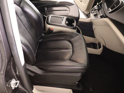 Used 2023 Chrysler Pacifica Touring-L FWD image 13