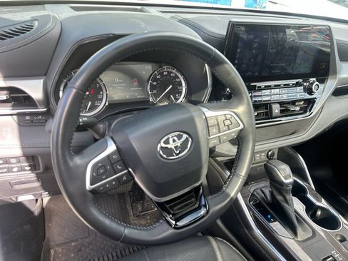 Used 2022 Toyota Highlander Platinum FWD image 23