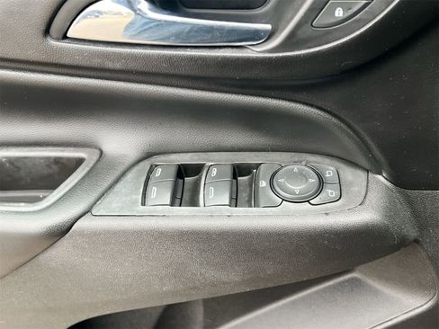 Used 2018 Chevrolet Equinox LT image 17