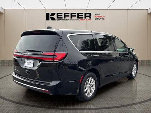 Certified 2024 Chrysler Pacifica Touring-L image 5