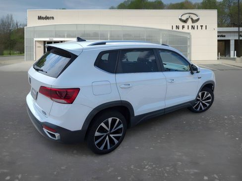 Used 2022 Volkswagen Taos SE FWD image 4