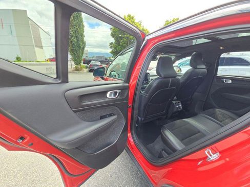Used 2021 Volvo XC40 T5 R-Design image 18