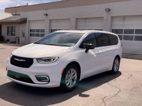 Used 2026 Chrysler Pacifica Limited FWD image 5