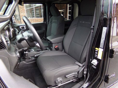 Used 2023 Jeep Gladiator Overland w/ Cold Weather Group image 36