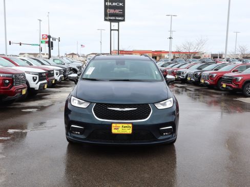 Used 2023 Chrysler Pacifica Limited w/ Trailer Tow Group image 2