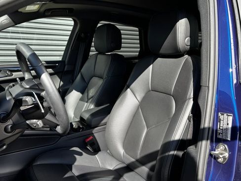 Certified 2025 Porsche Macan image 5