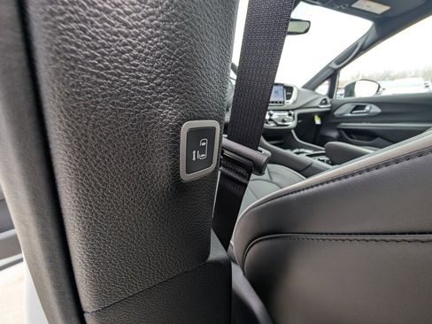 New 2026 Chrysler Pacifica Limited image 41