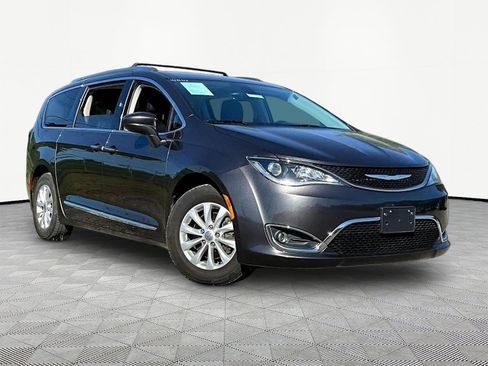 Used 2018 Chrysler Pacifica Touring-L Plus FWD image 3