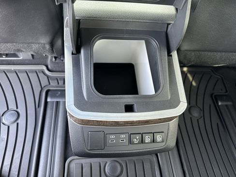 New 2025 Toyota Sienna Platinum image 30