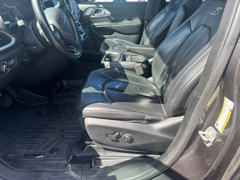 Used 2018 Chrysler Pacifica Touring-L w/ Premium Audio Group FWD image 14