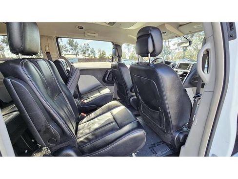 Used 2015 Chrysler Town & Country Touring image 16